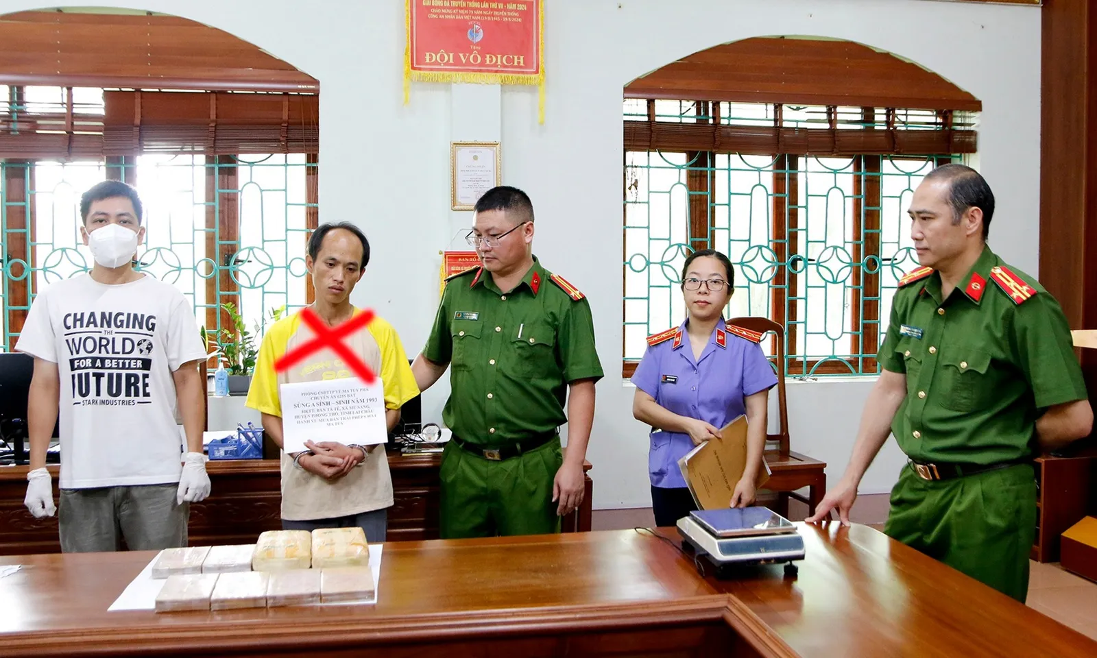 Bắt đối tượng mua bán 8 bánh ma túy