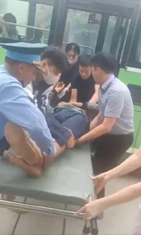 Người bị tai nạn được xe buýt đưa đi cấp cứu