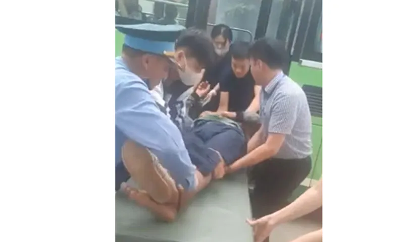 Tài xế xe buýt đưa người bị tai nạn giao thông đi cấp cứu kịp thời