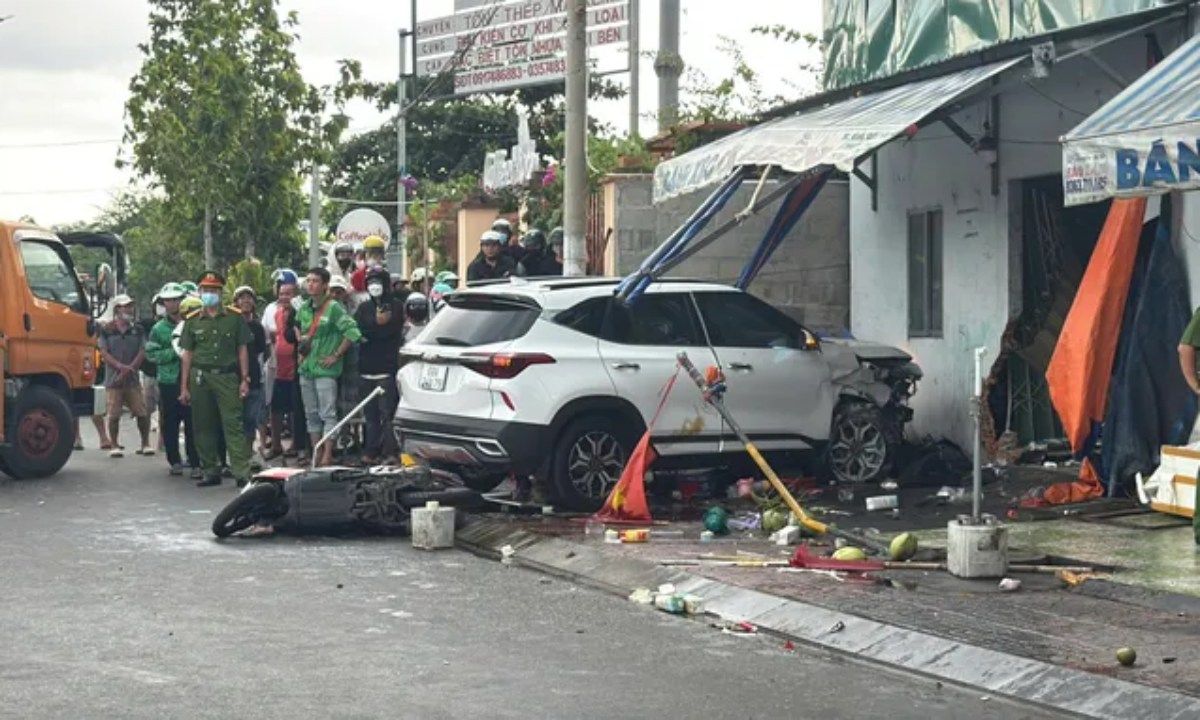 Ô tô lao vào nhà dân tông 2 người thương vong