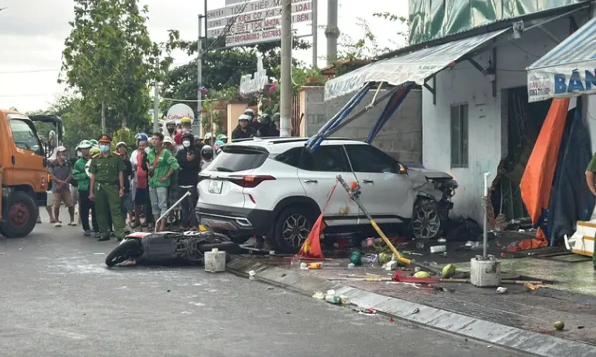Ô tô lao vào nhà dân tông 2 người thương vong