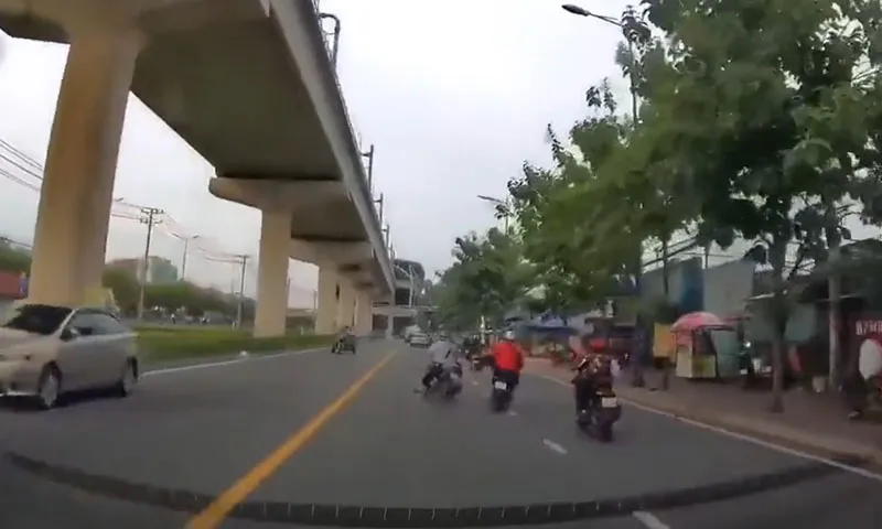 Thanh niên đi xe máy đạp ngã xe người khác trên đường gây phẫn nộ
