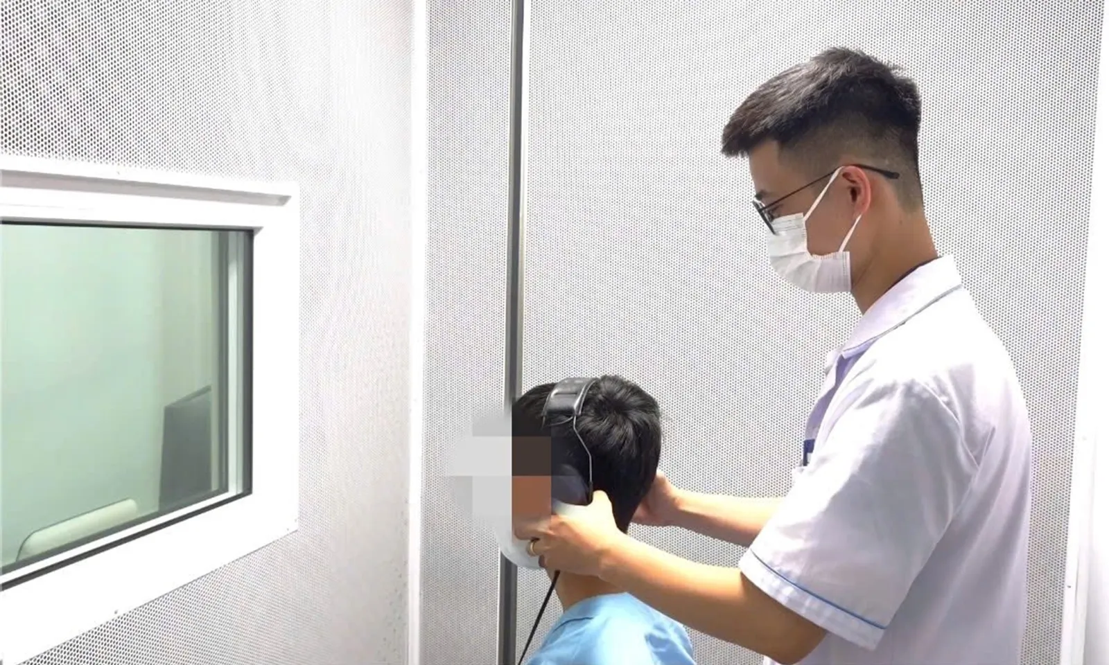 Tắm đêm bằng nước lạnh, người đàn ông suýt bị điếc 