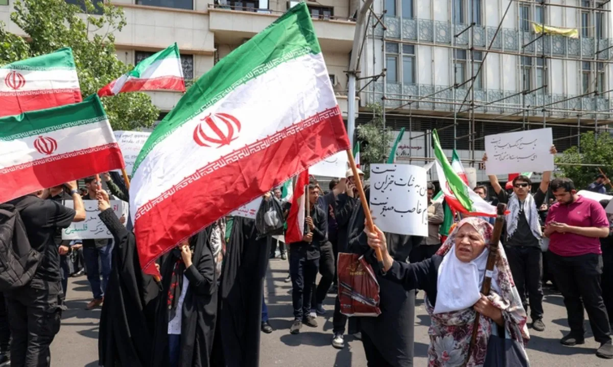 “Cờ máu báo thù” tung bay trên thánh đường Iran