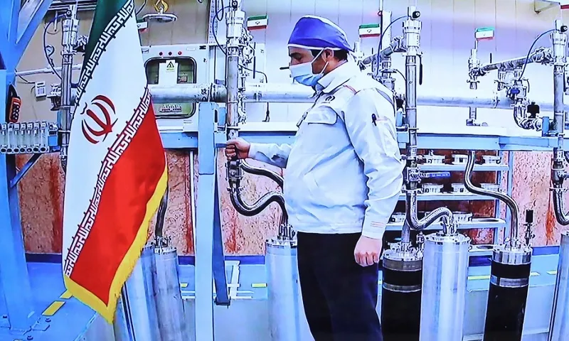 Bên trong một nhà máy làm giàu uranium Natanz của Iran - Ảnh AFP