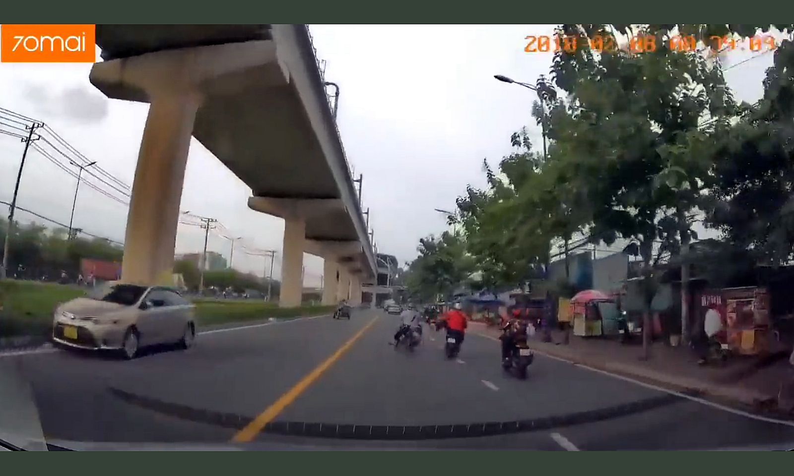 Công an làm việc với thanh niên đạp ngã người đi xe máy giữa đường 