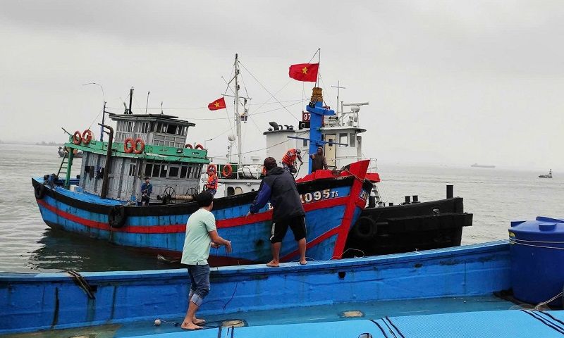 Tàu cá mắc cạn vì bão số 1, 3 ngư dân được cứu sống ở vùng biển Lý Sơn