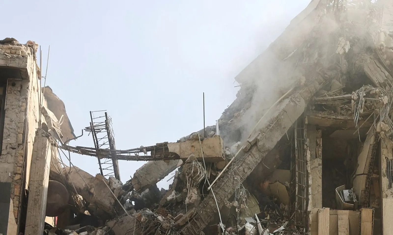 Giá dầu tăng vọt tới 13% sau khi Israel tấn công Iran