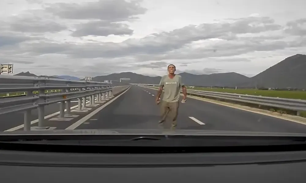 Khánh Hòa: Một người đàn ông ném đá, chặn xe trên cao tốc bị điều tra