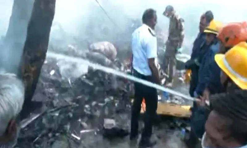 Thảm kịch máy bay rơi Ấn Độ: Tìm thấy một người sống sót