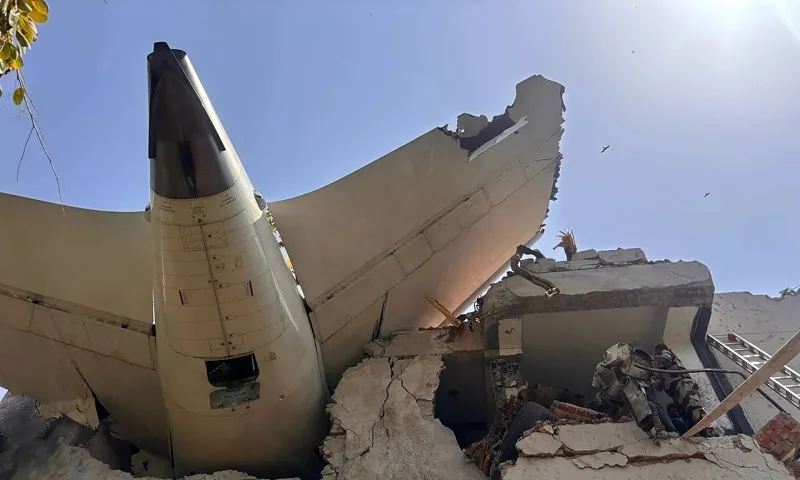 Máy bay rơi Ấn Độ - 