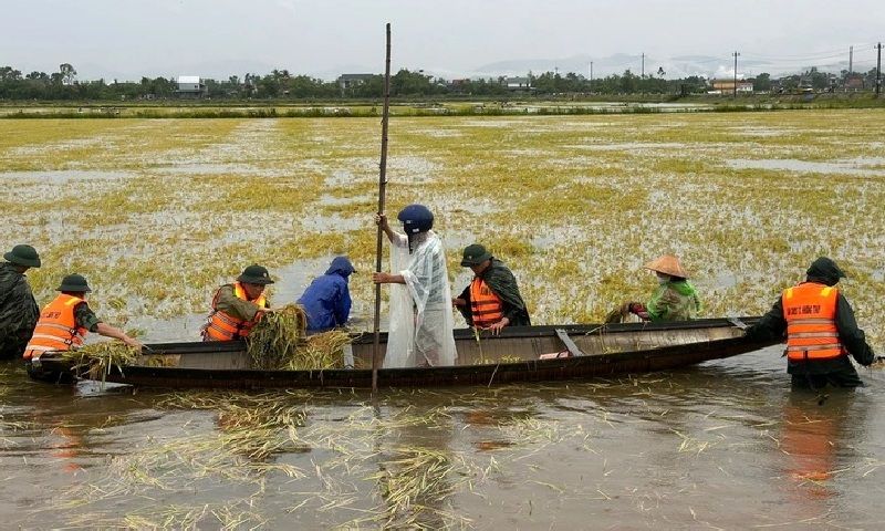 Lật ghe giữa dòng nước lũ, 6 người may mắn thoát nạn