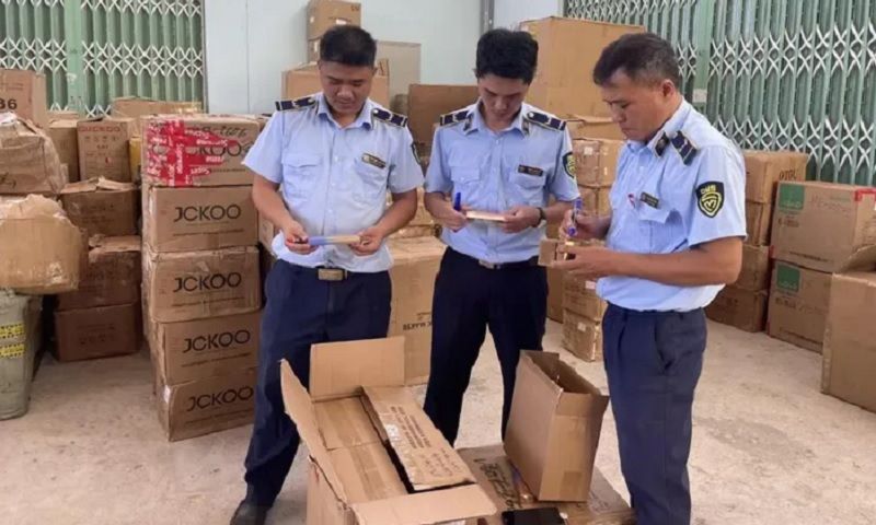 Hà Nội liên tiếp phát hiện mỹ phẩm, thực phẩm và đồ chơi nhập lậu