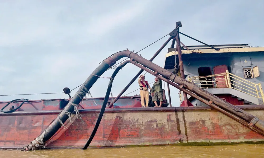 CSGT Hà Nội phá vụ khai thác cát trái phép dùng thủ đoạn ngụy trang