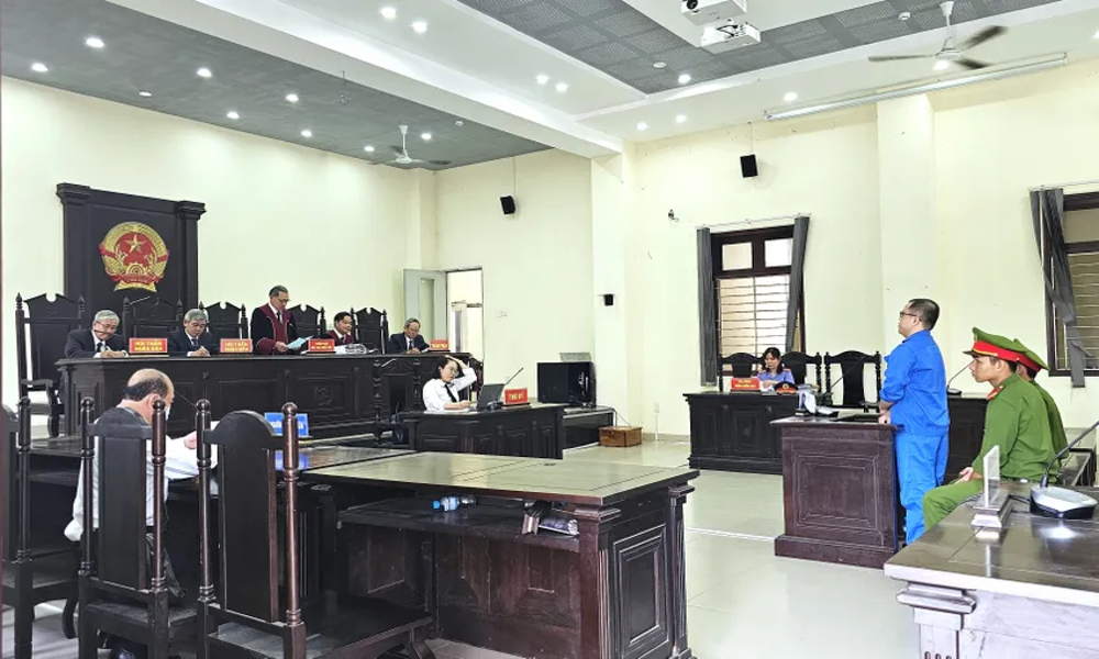 Làm giả giấy tờ đất, lừa hàng trăm triệu: Nhân viên văn phòng đất đai lĩnh 19 năm tù