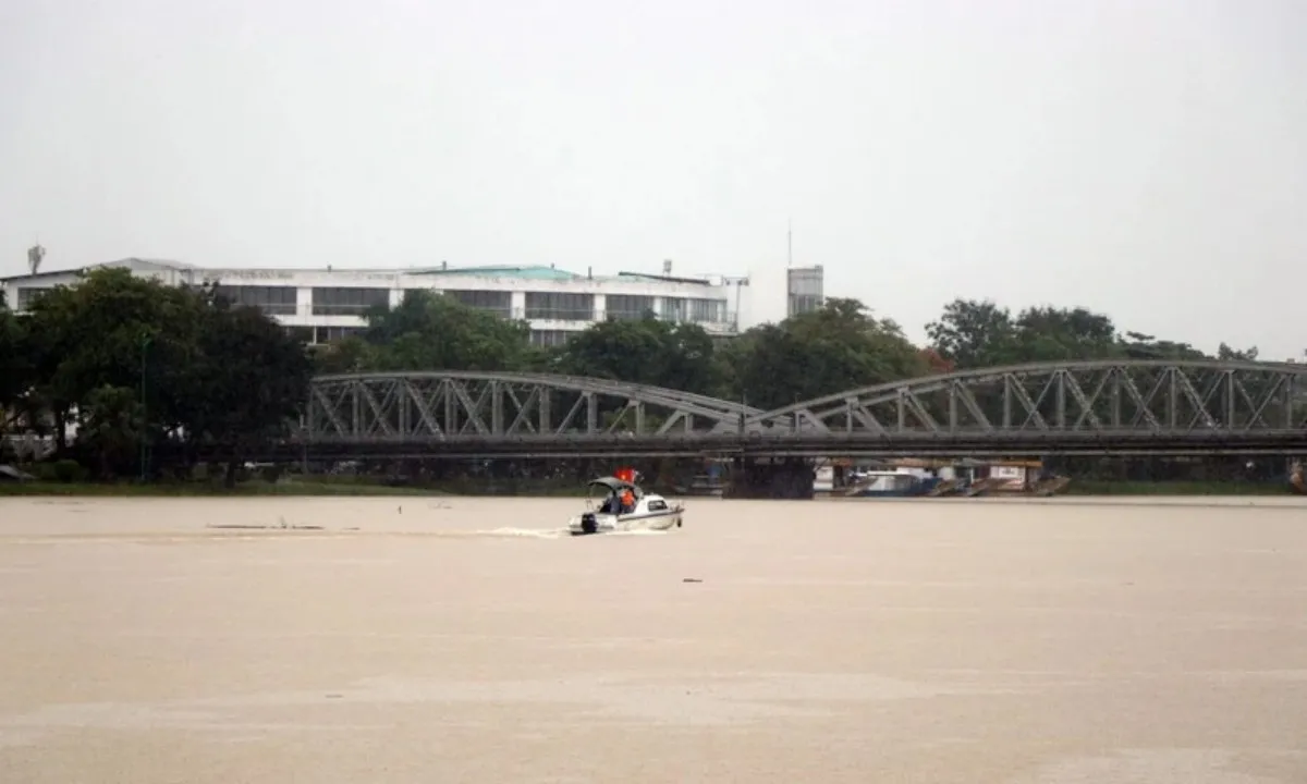 Lũ trên sông Hương trên báo động 2, nhiều sông miền trung đạt đỉnh cao