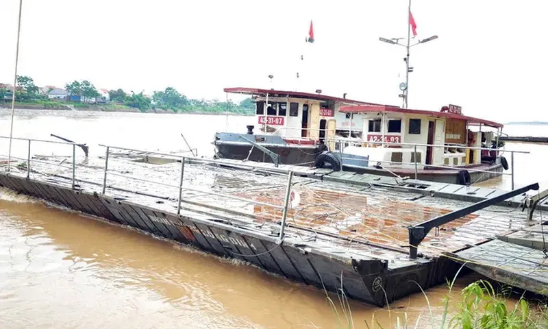 Phà quân sự thay thế cầu phao Phong Châu từ chiều 13/6