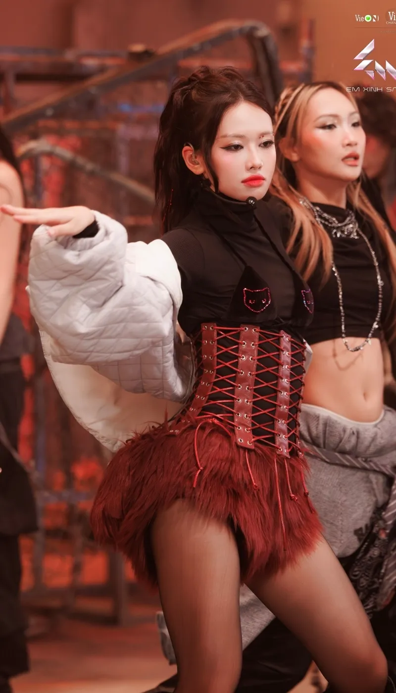em-xinh-say-hi (1)