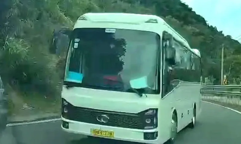 Hình ảnh ghi lại thời điểm tài xế xe khách vượt ẩu trên đèo Khánh Lê Ảnh cắt từ clip