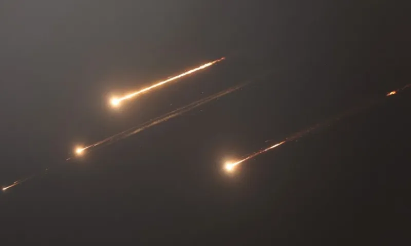 Iran phóng hàng trăm tên lửa vào Israel