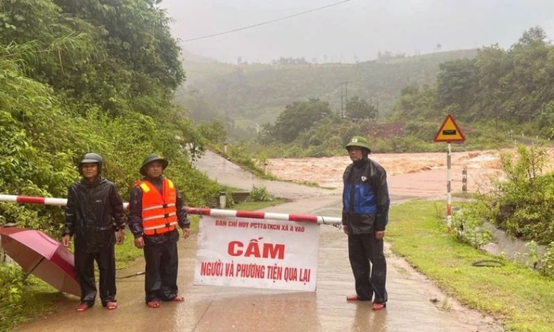 Mưa lũ giữa mùa hè ở Trung Bộ: Hiếm gặp và bất thường