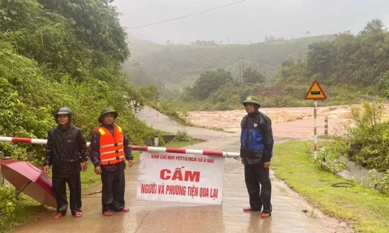 Mưa lũ giữa mùa hè ở Trung Bộ: Hiếm gặp và bất thường
