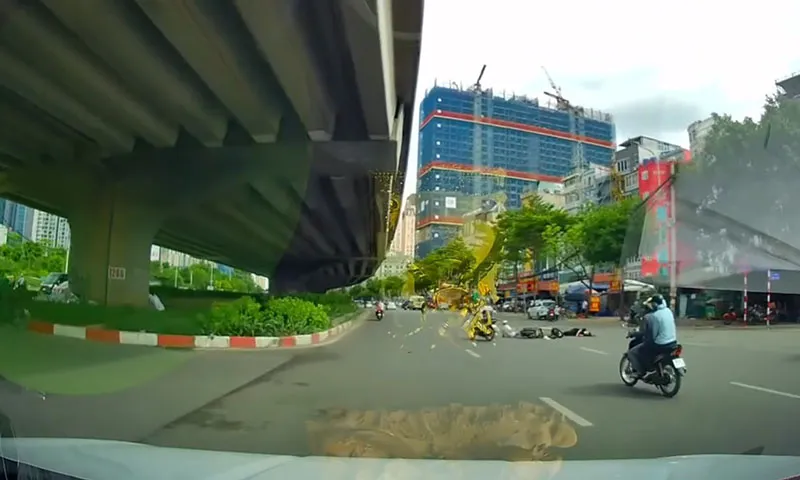 Nam thanh niên áo trắng sau khi tránh một xe ô tô cắt ngang mặt đã đụng vào người đi đường