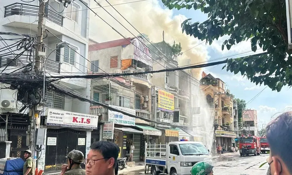 Cháy lớn tại nhà 4 tầng ở TPHCM, khói bao trùm khu phố