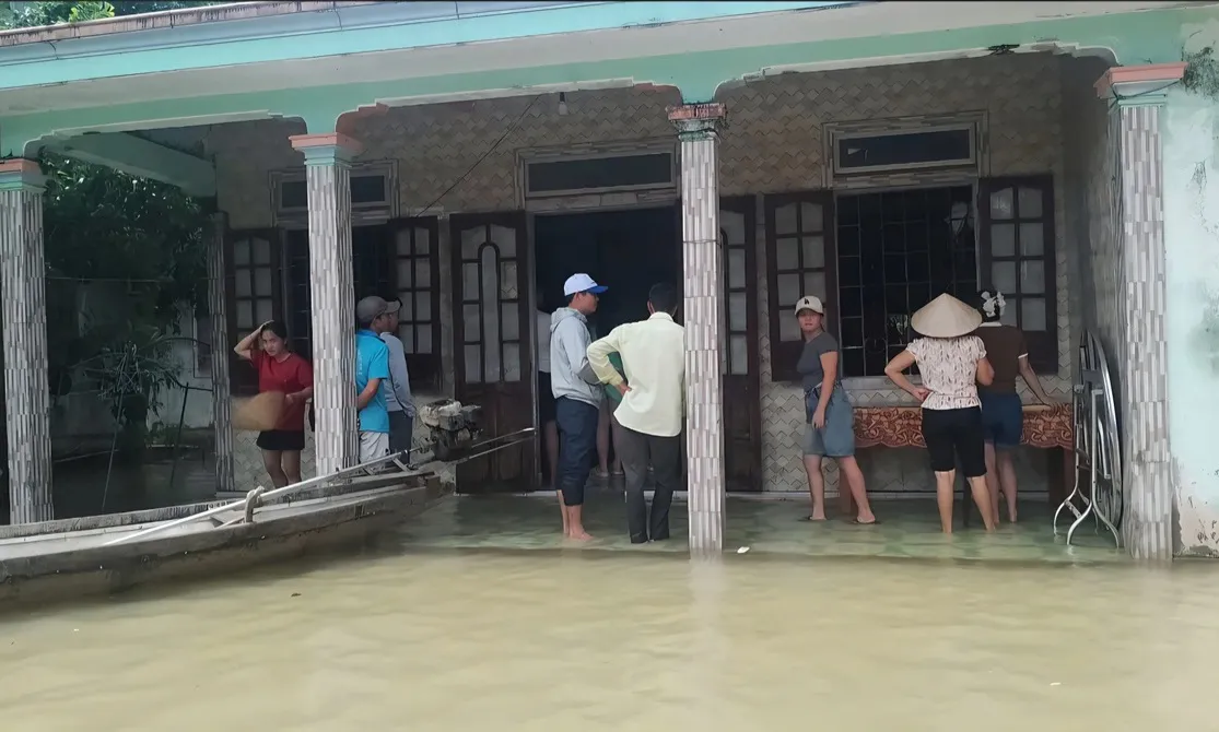 Huế: Hai người tử vong do lật ghe trên cánh đồng ngập lũ ở Phong Điền