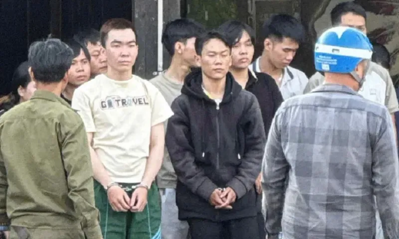 Thực nghiệm hiện trường vụ án mạng quán nhậu, 2 nghi phạm bị dẫn giải 