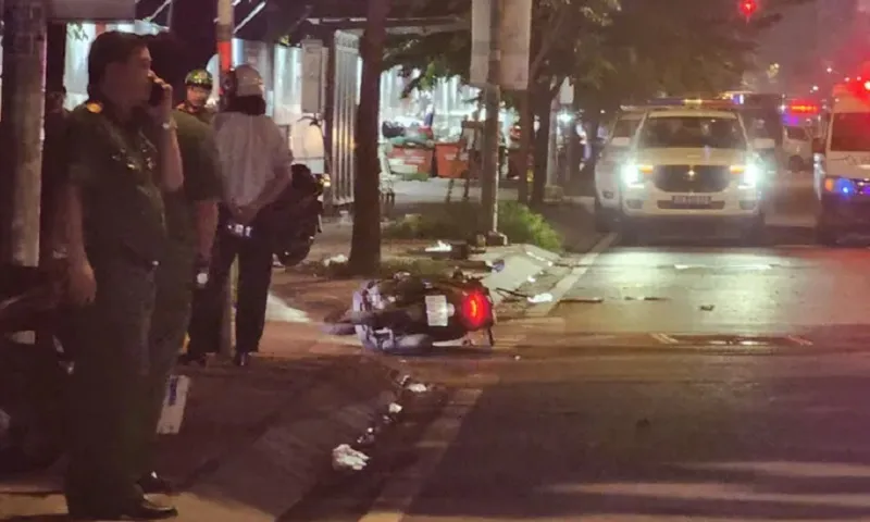 TPHCM: Ô tô lao vào làn xe máy, 2 người tử vong