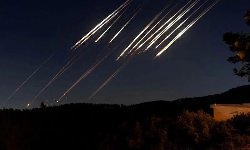 Iran tập kích tên lửa Israel, IDF không kích 150 mục tiêu tại Iran