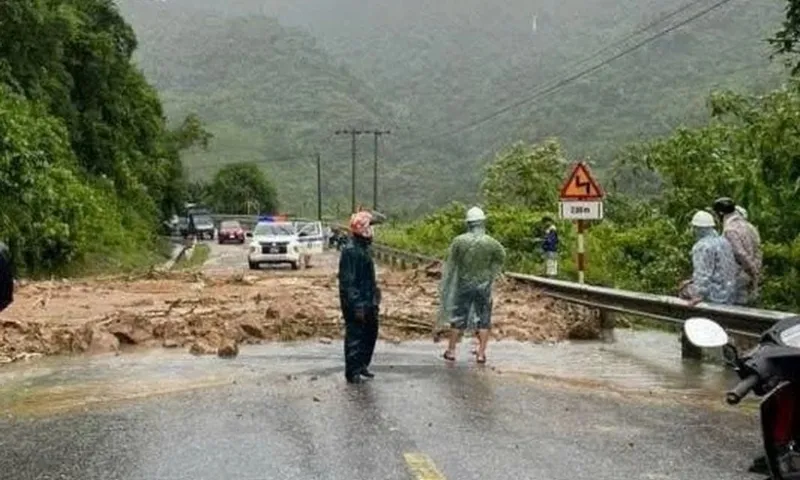 Nhiều hình thái thời tiết nguy hiểm xuất hiện trong đêm 15/6