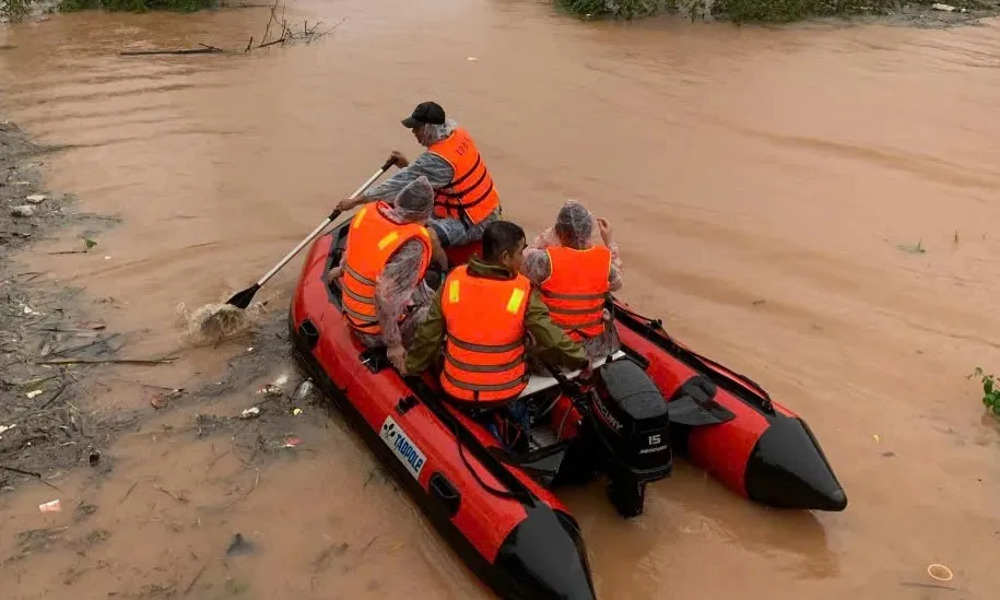 Sản phụ được đội “Cano cứu trợ 0 đồng” vượt lũ đưa đến viện an toàn