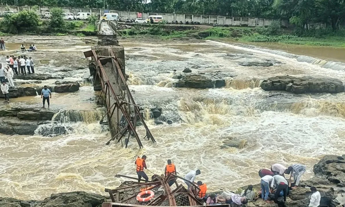 Ấn Độ lại sập cầu khiến hơn 30 người thương vong