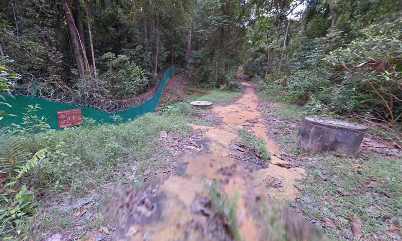 Đạp xe gần khu vực tập trận bắn đạn thật, người đàn ông bị đạn lạc găm vào lưng