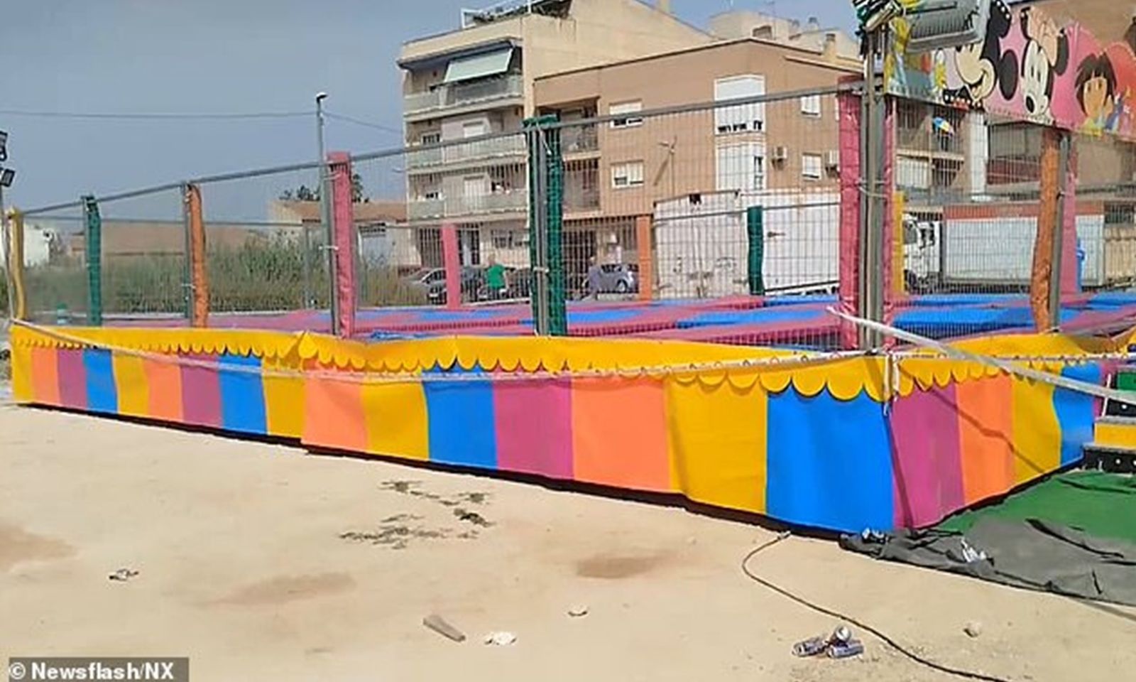 Va vào hàng rào điện khi chơi bạt nhún, 1 bé gái tử vong, 3 bé khác bị thương
