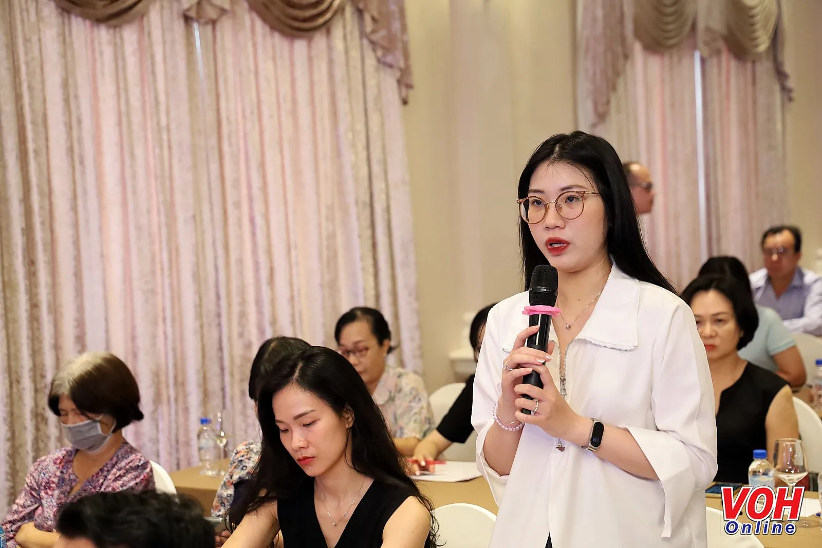 Doanh nghiệp trao đổi tại hội nghị_voh