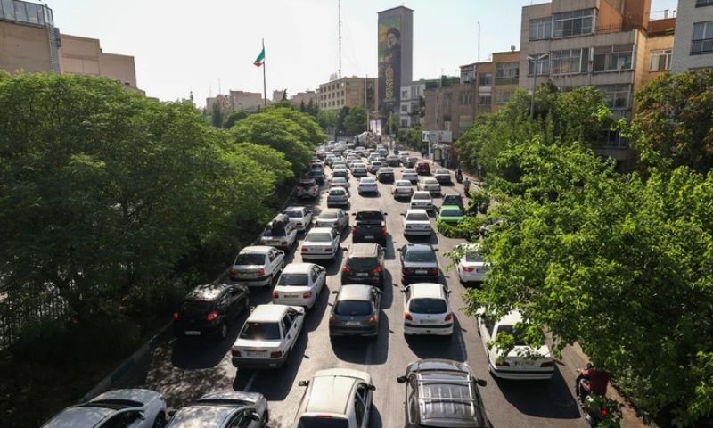 Dân Tehran hoảng loạn rời khỏi thủ đô giữa làn đạn Israel–Iran
