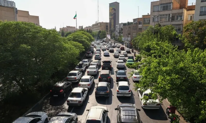 Dân Tehran hoảng loạn rời khỏi thủ đô giữa làn đạn Israel–Iran