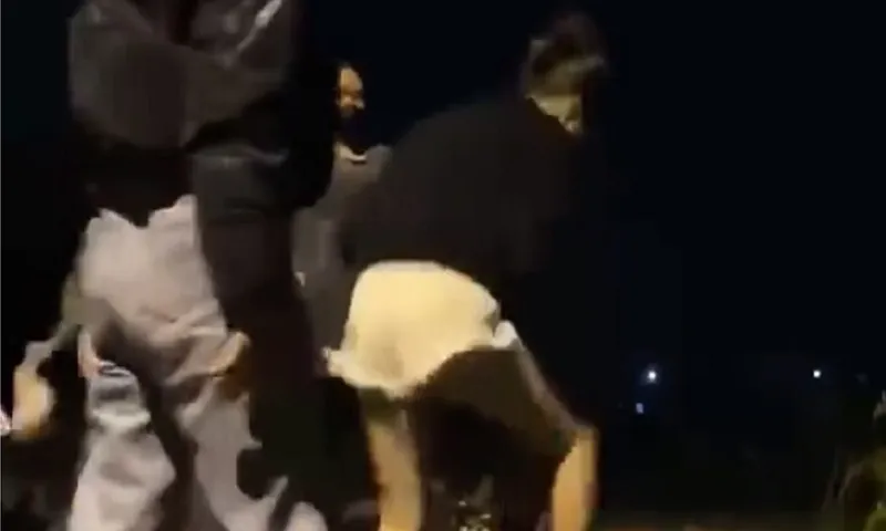 Cô gái 19 tuổi bị nhóm nam nữ đánh hội đồng rồi livestream lên mạng xã hội tại Kon Tum