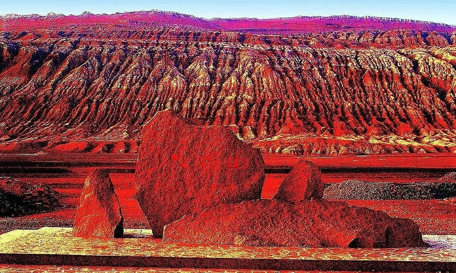 Du khách ùn ùn đổ về chảo lửa Hỏa Diệm Sơn giữa nắng nóng 62°C