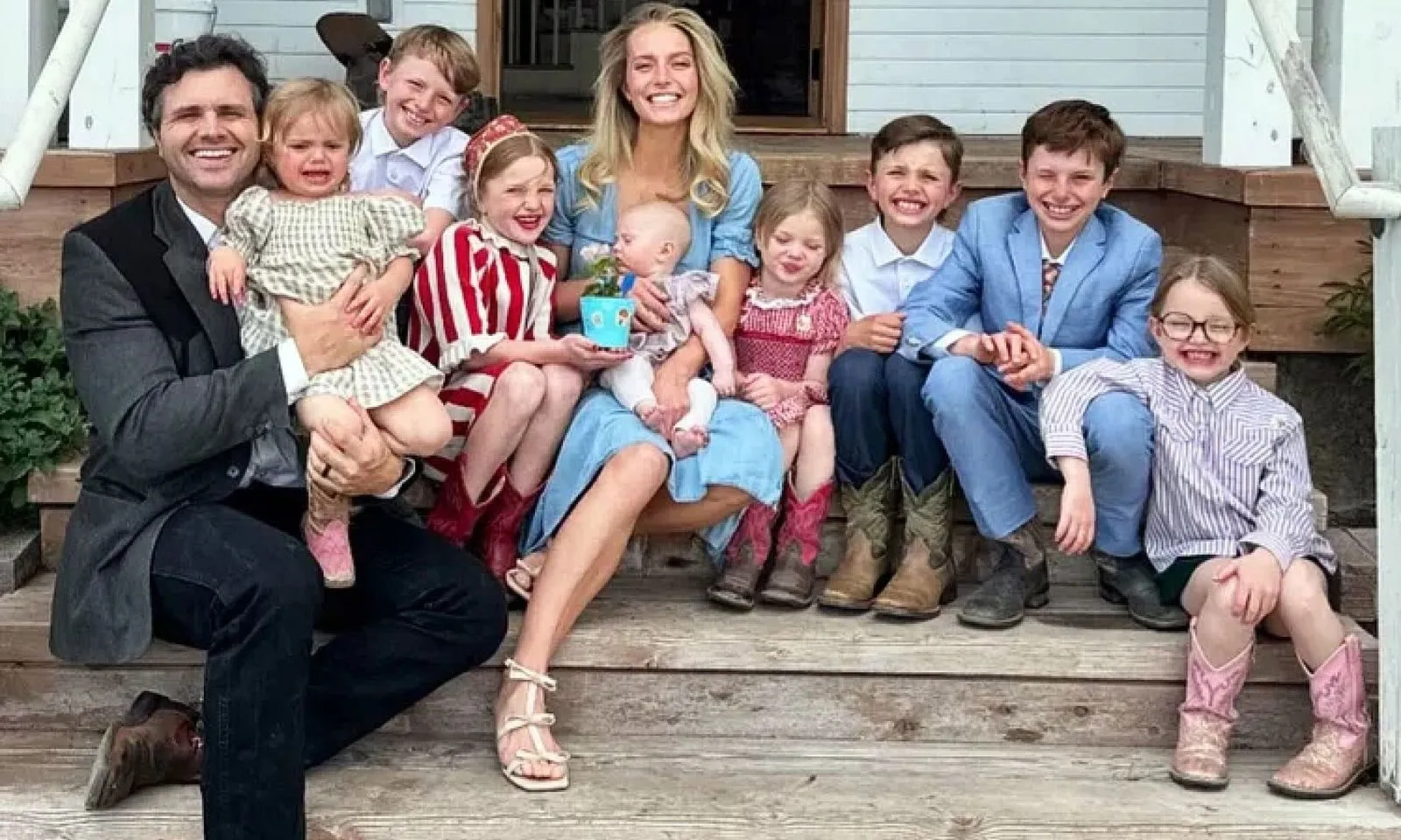 Hoa hậu và con trai tỷ phú bỏ phố về quê sống ẩn dật 