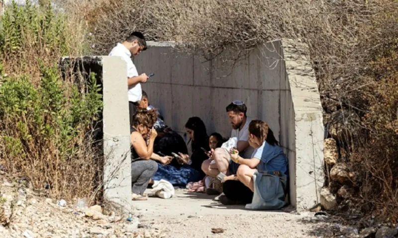 Iran phóng 30 tên lửa trả đũa Israel