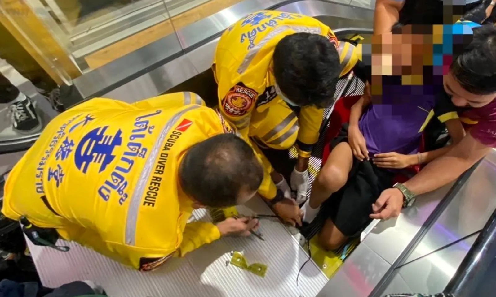 Bé trai bị kẹt 5 đầu ngón chân trong thang cuốn tại trung tâm mua sắm