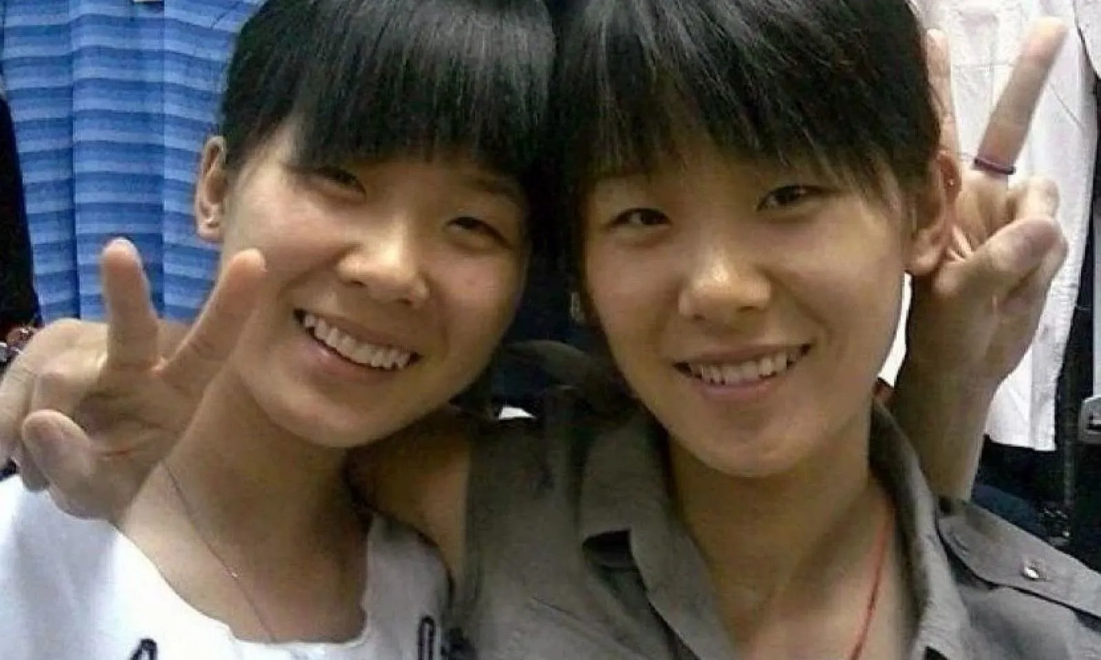 Làm bạn thân suốt một năm mới biết là chị em song sinh