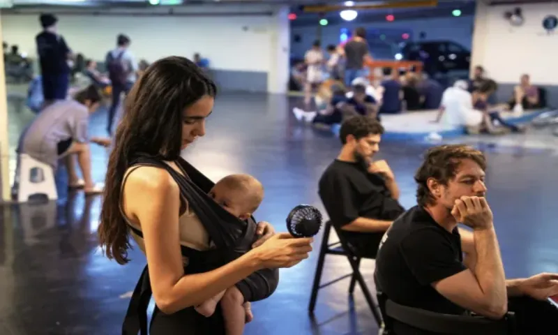 Hàng chục ngàn du khách mắc kẹt ở Israel giữa căng thẳng với Iran