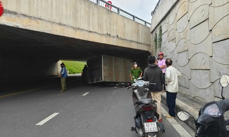 Xe tải biển xanh chạy vào đường cấm, lật đè hai xe máy trên xa lộ Hà Nội