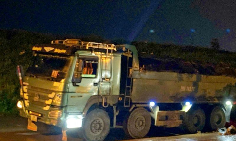 Cảnh sát truy tìm xe quá tải làm rơi đất trên đường Quang Trung