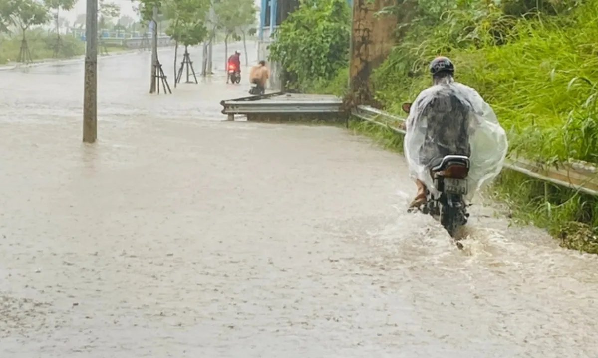 Bão số 1 xuất hiện bất thường gây mưa lũ lịch sử tại miền Trung